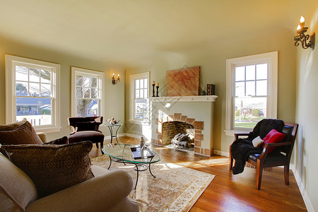 马上有房漂亮的客厅 有旧壁炉和自然音调建筑师房地产沙发项目家庭小地毯财产摄影照片窗户背景