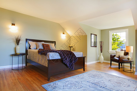 新的绿色大卧室 有现代棕色床铺背景图片