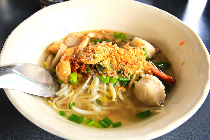 泰国面条汤玻璃纸肉丸文化汤面食物草本植物图片