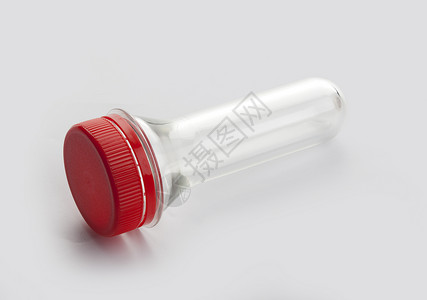 塑料预形瓶子红色背景图片