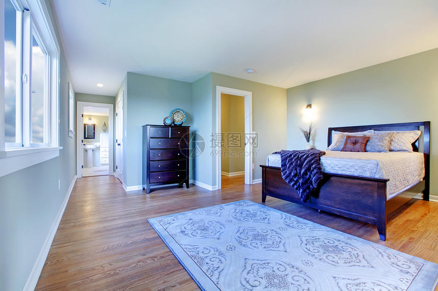 带现代棕色床铺的青绿新卧室窗户免版税椅子枕头财产照片寝具项目橡木建筑师图片