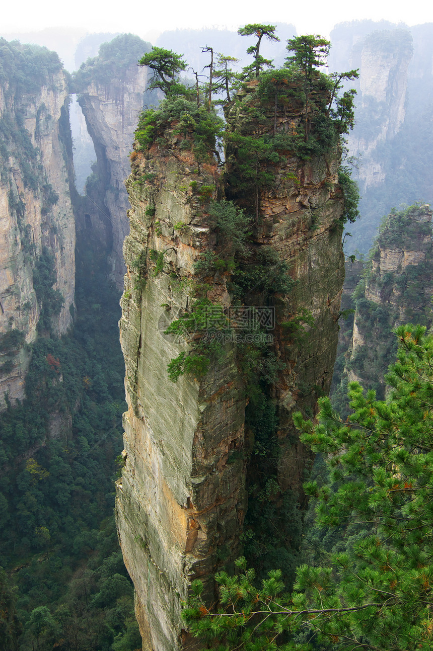 深山旅游旅行天空公园岩石游客风景假期爬坡森林图片