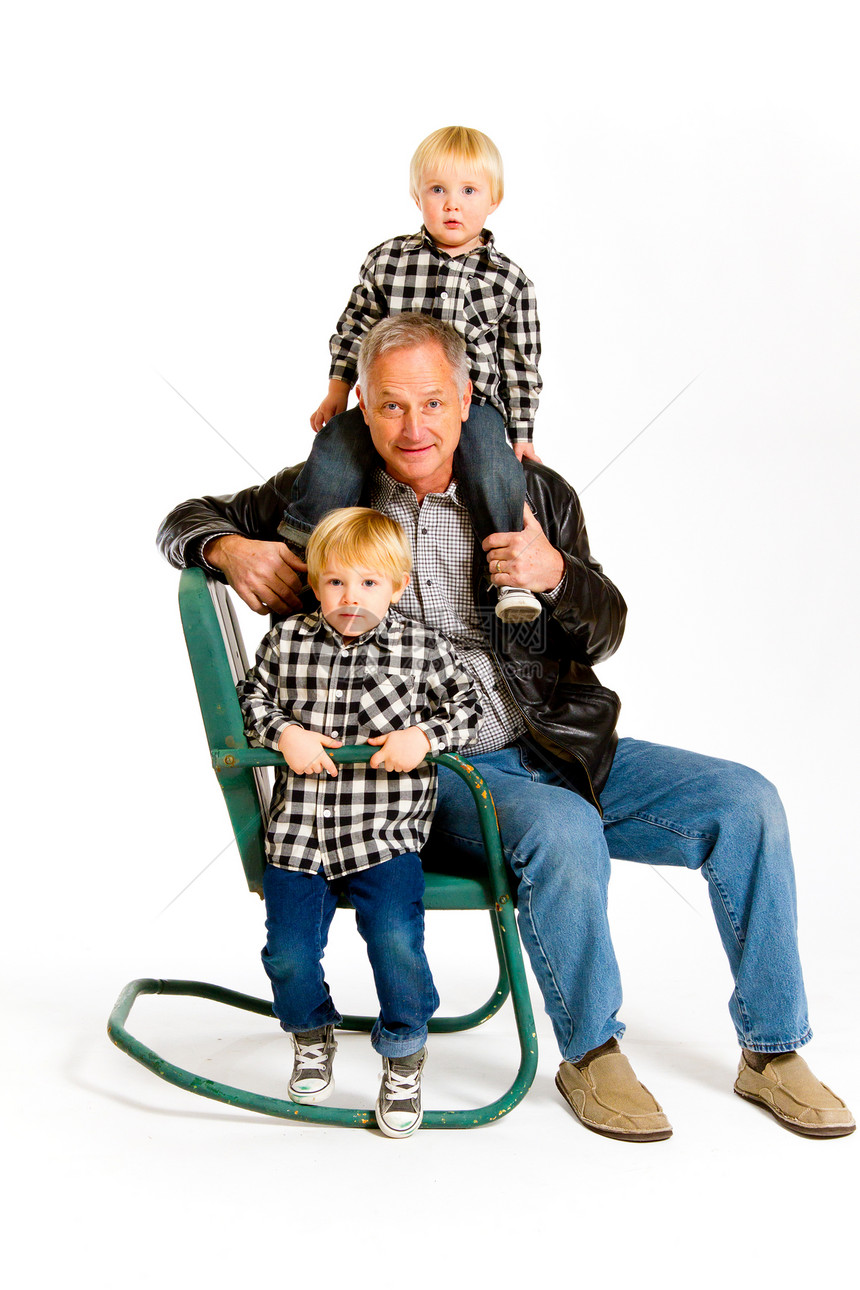爷爷和外孙白色兄弟姐妹跳棋家庭孩子们兄弟椅子孙子金发女郎孩子图片