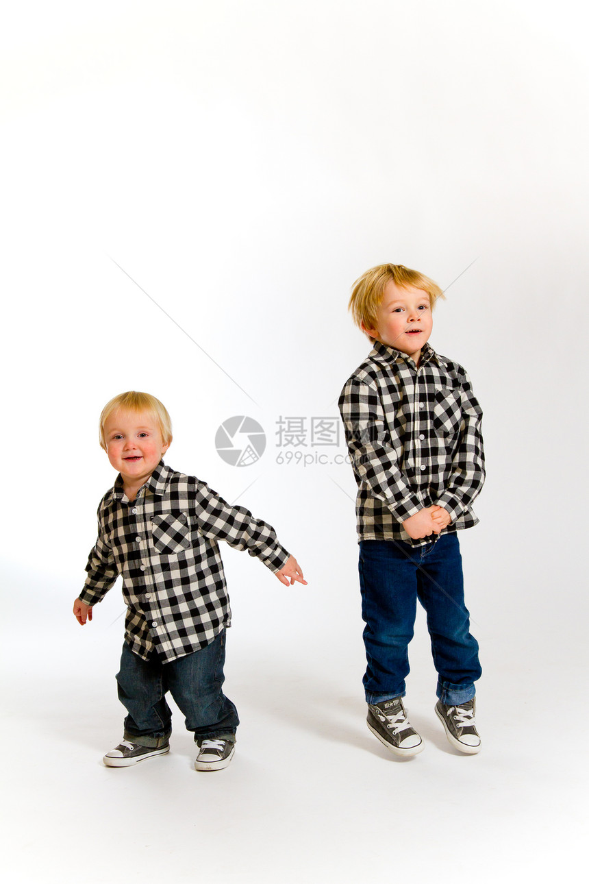彼此孤立的姐妹会跳棋儿子两个人金发女郎男孩们双胞胎兄弟姐妹白色孩子家庭图片