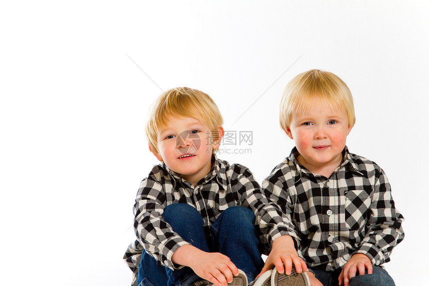 彼此孤立的姐妹会格子兄弟双胞胎儿子男孩们金发女郎孩子工作室两个人男生图片