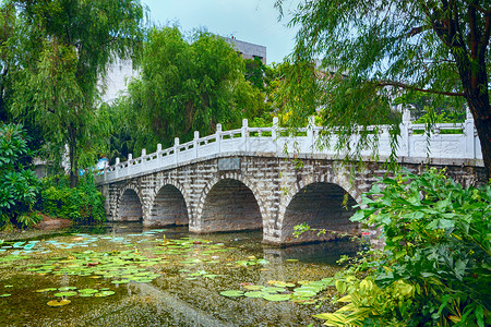 河花园一座亚洲花园中的石桥公园冥想建筑文化天空水池小路森林植物反射背景