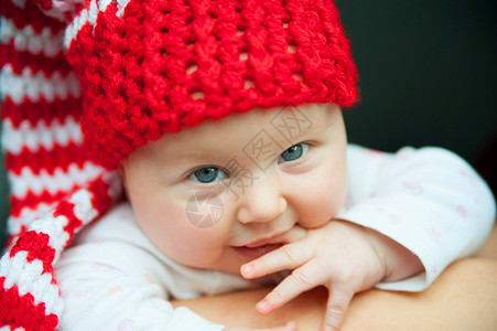 戴红帽子的婴儿乐趣庆典季节女孩男生喜悦裙子幸福童年快乐背景图片
