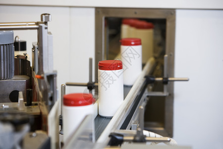塑料罐制造塑料罐装焦点设备饮料制造业工厂技术输送带罐头高清图片素材