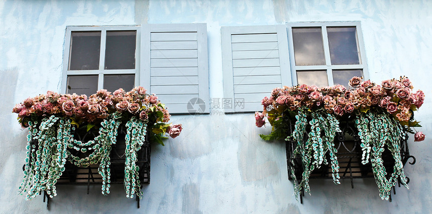 窗口和花盒房子花朵传统盒子建筑旅行村庄框架建筑学木头图片