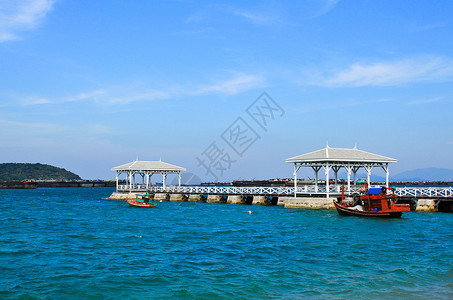 春浪音乐节海景以长桥为桥梁 海景在九郎的河川中蓝色海鲜渔业天空钓鱼渔夫岩石海洋旅行货运背景