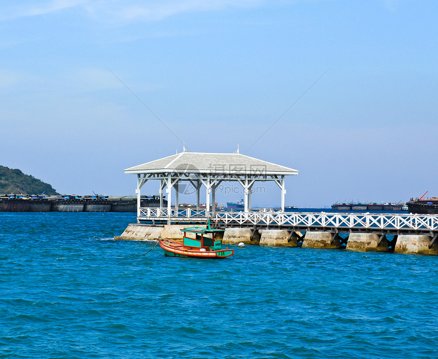 海景以长桥为桥梁 海景在九郎的河川中码头海洋港口渔业海岸渔夫岩石蓝色海鲜游客图片