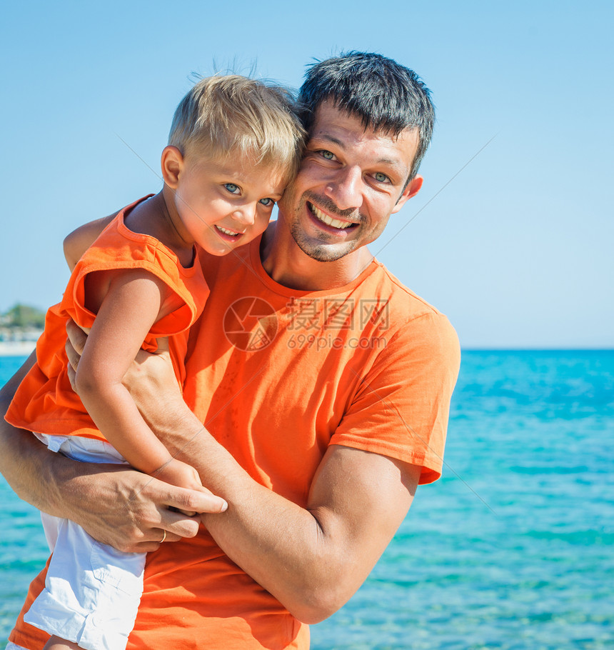 快乐的父亲和儿子在海滩上的照片假期天空成人妻子青少年兄弟微笑季节家庭孩子们图片