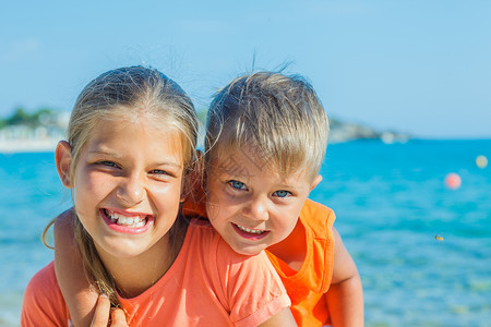 在海滩上微笑快乐的孩子热带阳光金发乐趣男生兄弟青年情感假期海洋健康高清图片素材