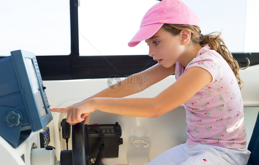 驾驶船轮的女乘船女童水手巡航运输游艇航行海洋孩子们童年座舱旅行图片