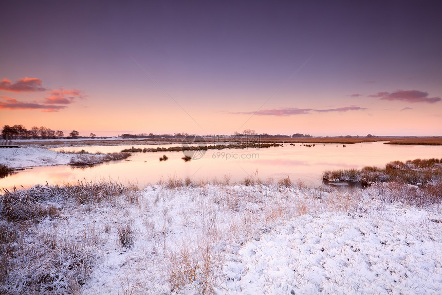 冬天在河上日出天气草地农村池塘天空蓝色戏剧性橙子地平线反射图片