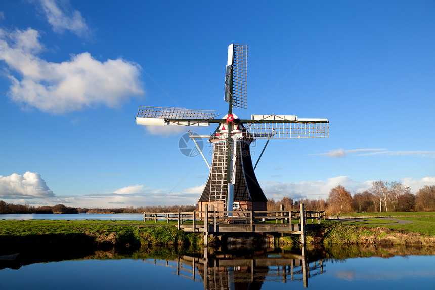 迷人的荷兰风车农村晴天白色建筑学蓝色池塘文化建筑传统天空图片
