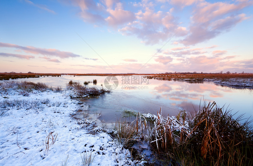 冬季风景荒野运河池塘阳光戏剧性植物群反射沼泽农村天空图片