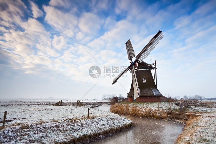 荷兰风车和云景图片