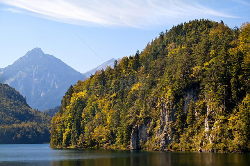 阿尔卑斯湖上的山岳图片
