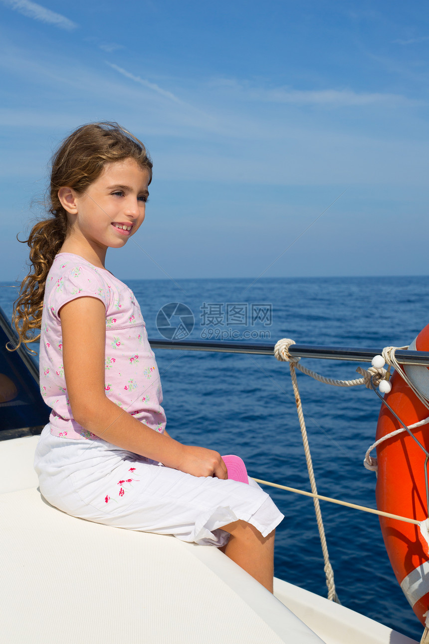 航行在快乐的船上导航假期微笑幸福女孩海洋娱乐孩子们蓝色旅行图片
