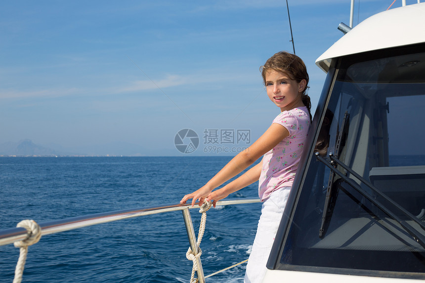 航行在快乐的船上孩子娱乐假期水手童年女孩运输微笑导航幸福图片