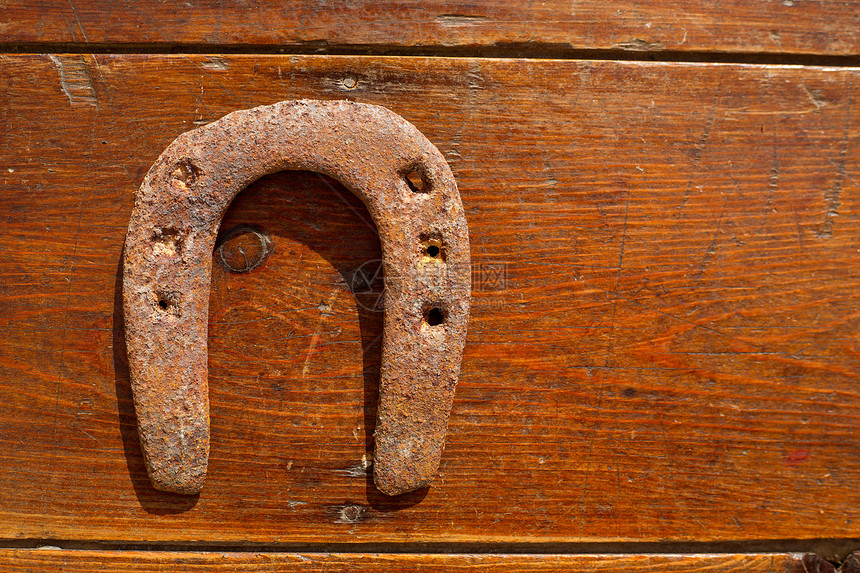 古老的马蹄铁幸运符号在旧木头上生锈吉祥物金属古董运气农场令牌铁匠铺幸福迷信房子图片