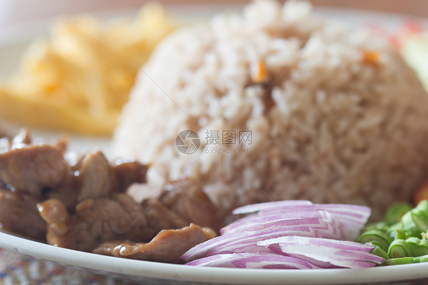 炒饭和虾糊油炸猪肉服务食物烹饪青葱辣椒用餐勺子香肠图片