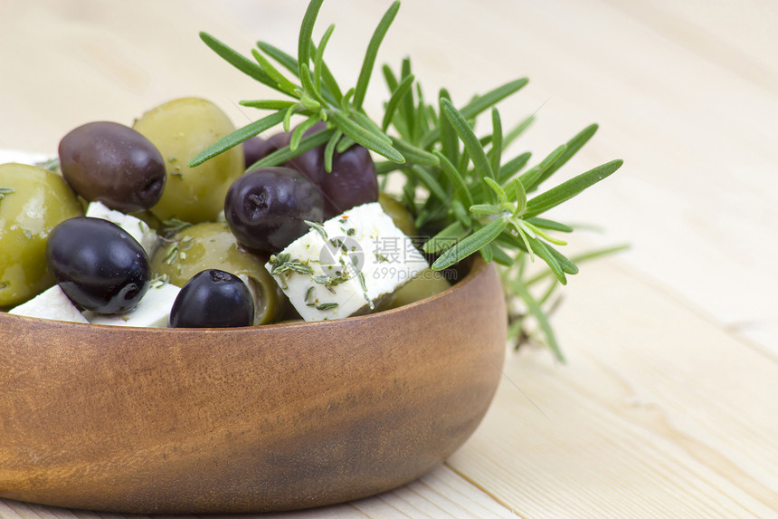 含橄榄油中含有草药的feta奶酪和橄榄原产地食物小屋美味龙蒿草本植物盘子产品母羊百里香图片