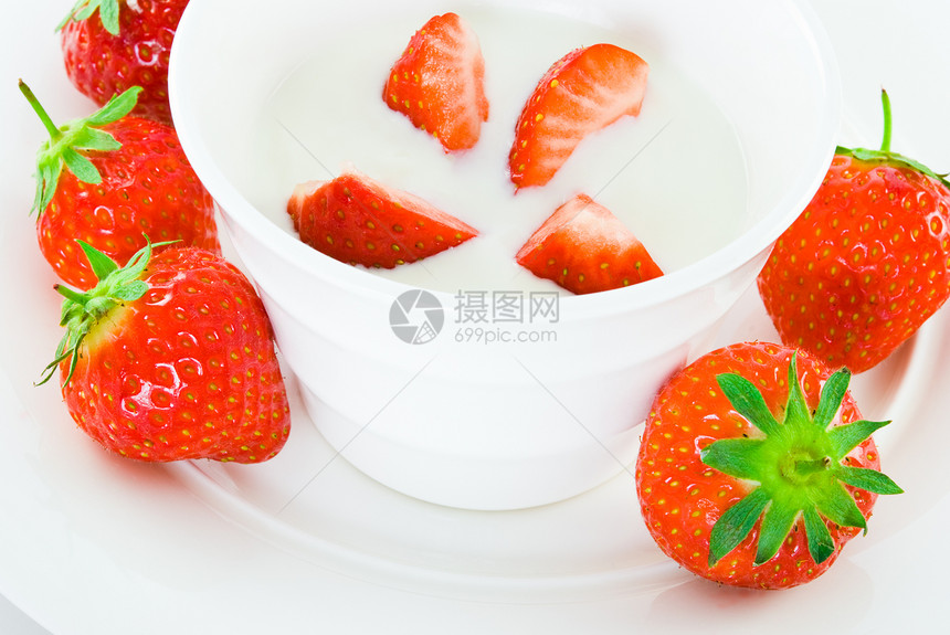草莓甜点绿色杯子水平食物饮食脂肪红色酸奶奶制品图片