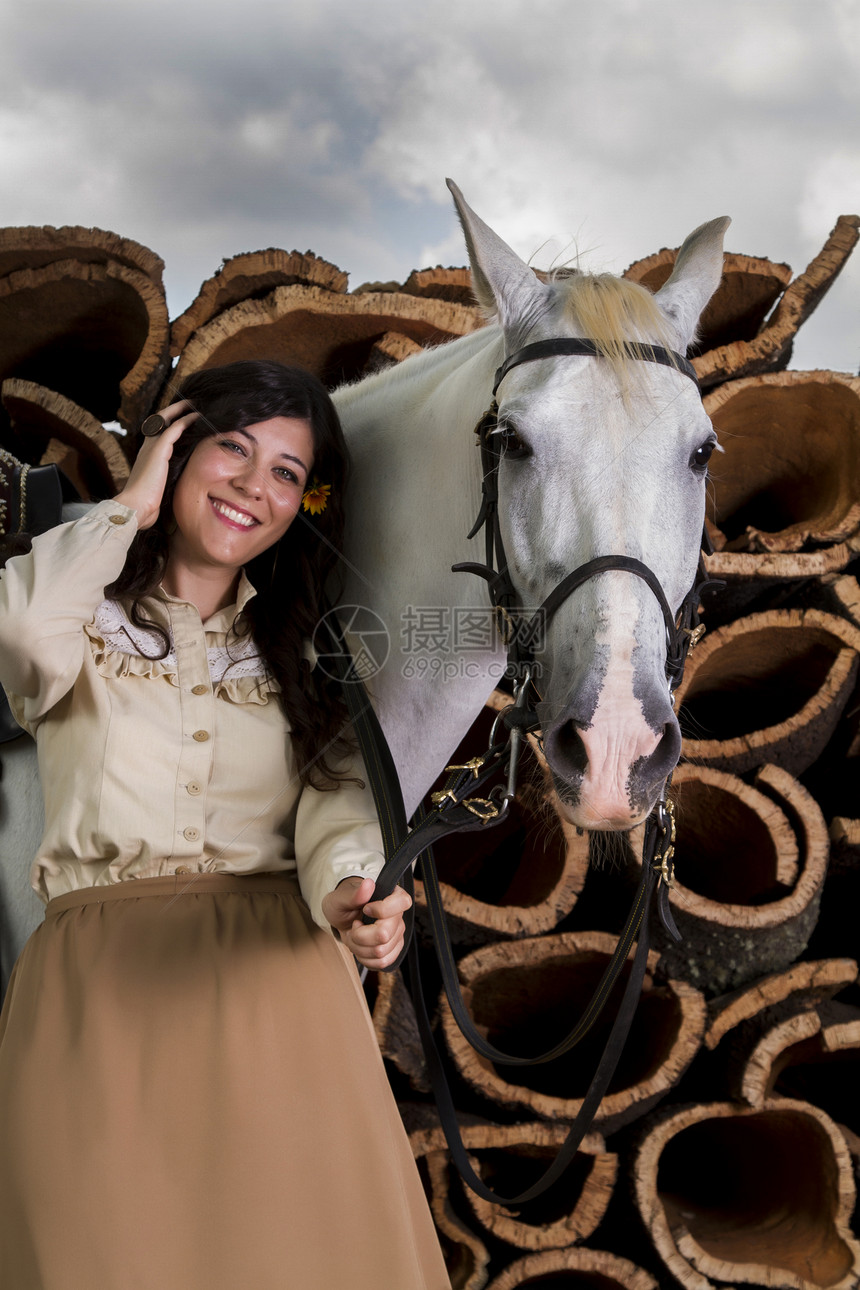带白马的古典女孩农村马背裙子文化伴侣马术骑士软木朋友收成图片