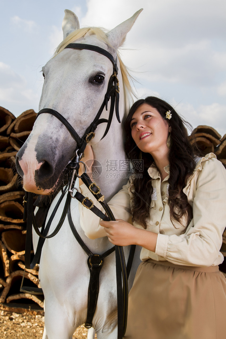 带白马的古典女孩农村爱好骑士动物伴侣朋友座位女骑士闲暇收成图片