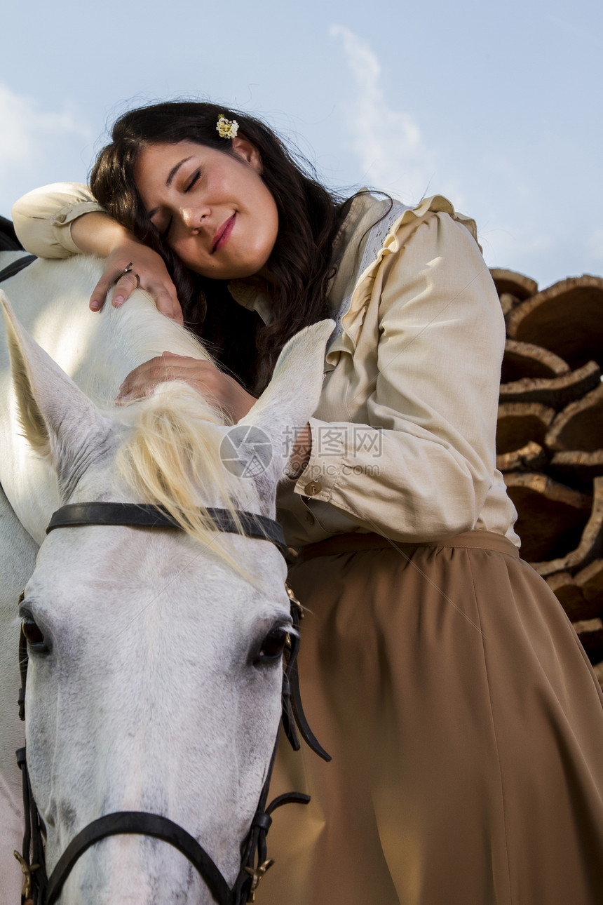 带白马的古典女孩闲暇收成朋友座位伴侣马术软木女士女骑士文化图片