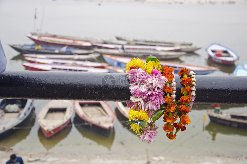 恒河附近瓦拉纳西的鲜花和小船图片