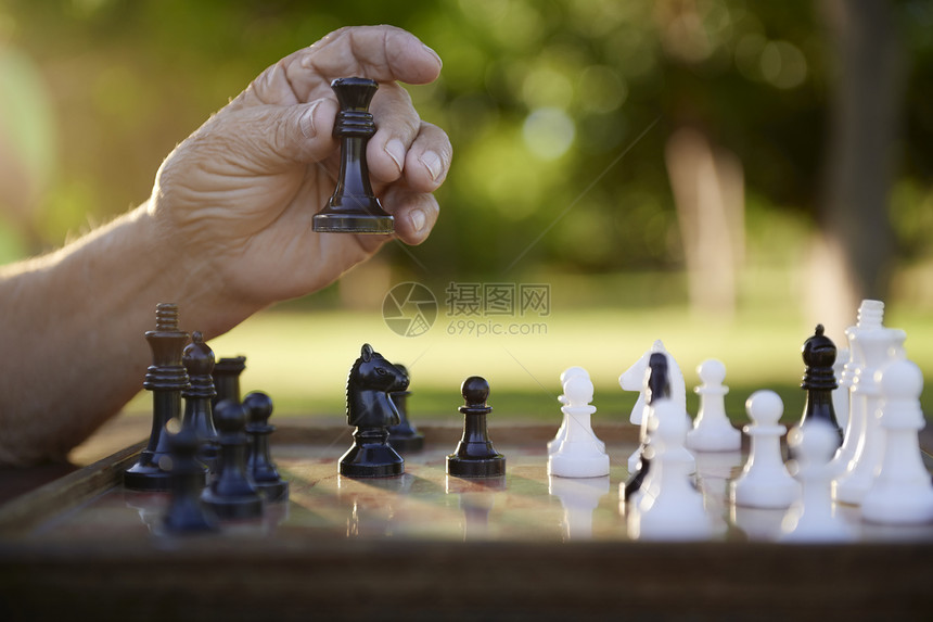 在职退休人员 在公园下象棋的老年人图片