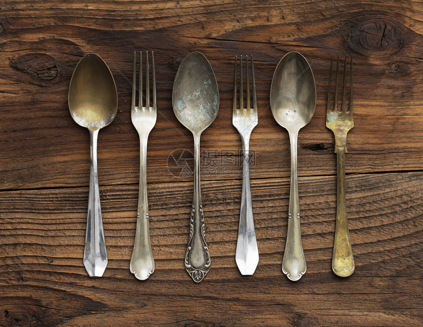 旧叉子和勺子水平配件木地板桌子厨房地面木头金属封面木工图片