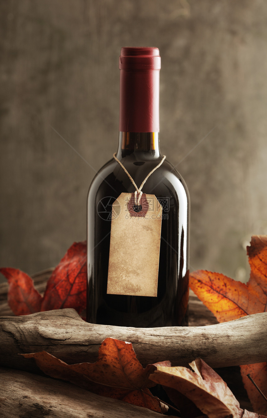 用旧纸标签的红酒瓶瓶子木头叶子图片
