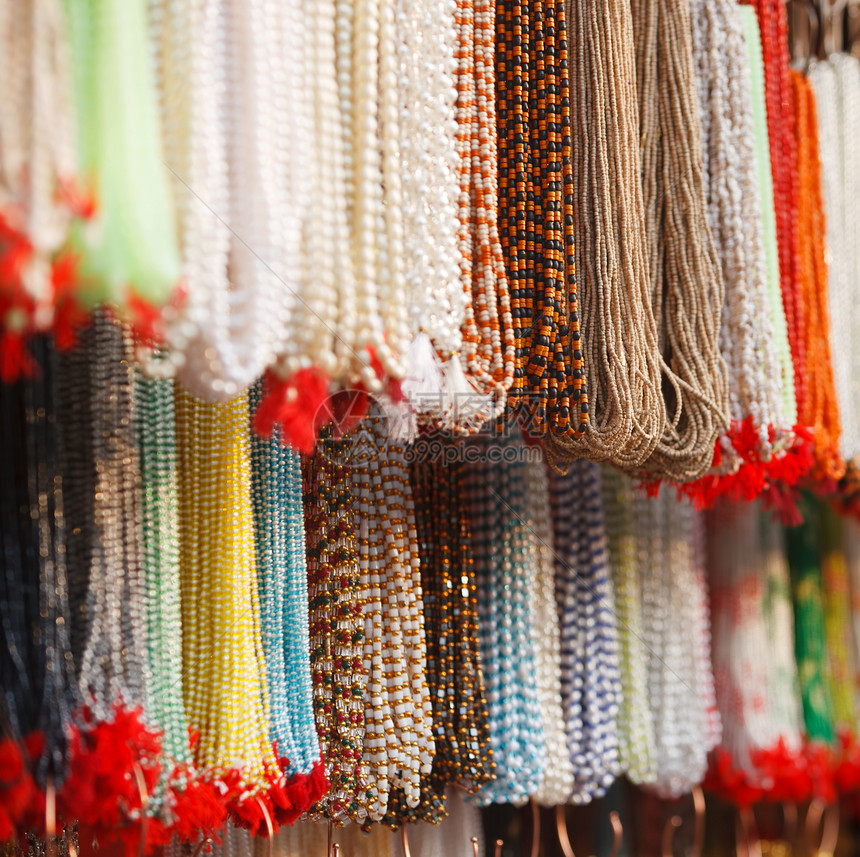 普什卡的当地市场有印第安珠子贸易工艺配饰收藏硫酸盐护符古董珠宝宝石石头图片