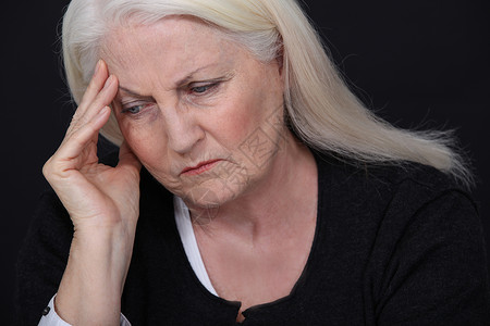 头痛的老年妇女危机高清图片素材