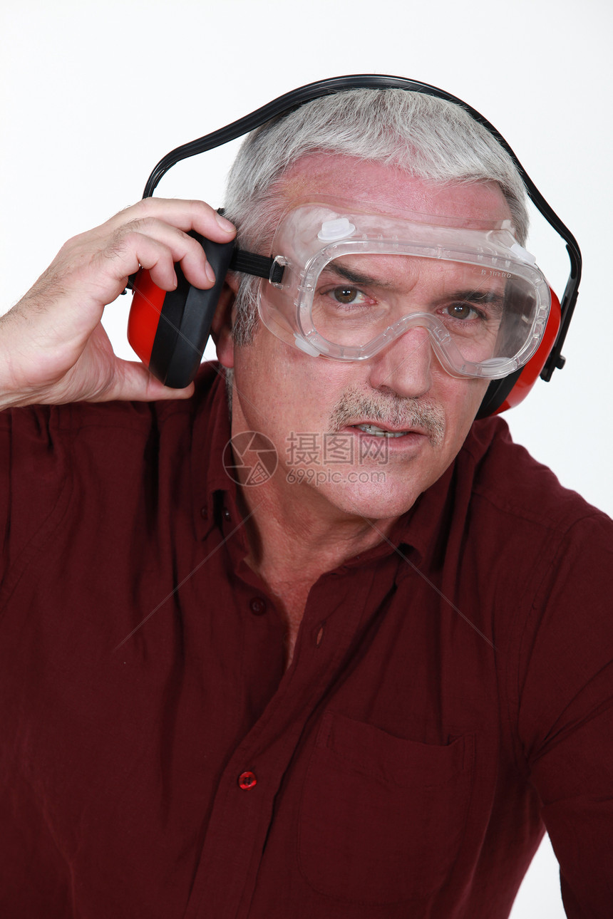 带护目镜和保护耳机的老年人图片