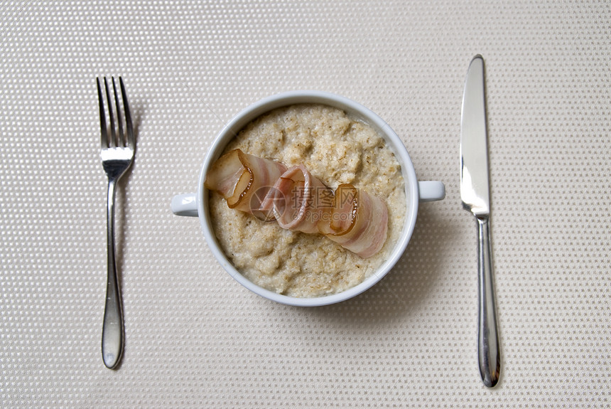 以燕麦和培根为早餐玉米稀饭薄片食物饮食白色文化桌布麦片盘子图片