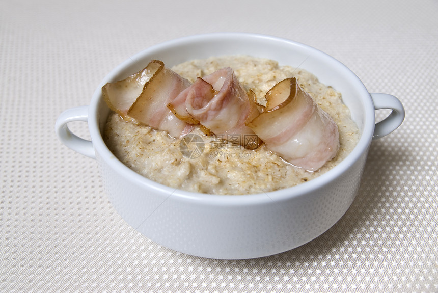 以燕麦和培根为早餐美食文化桌布玉米白色盘子稀饭麦片薄片饮食图片