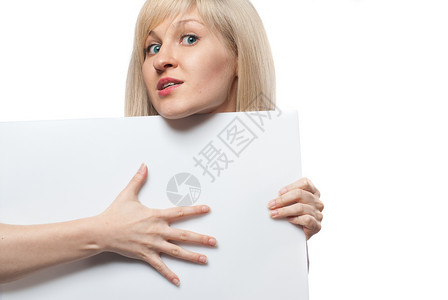 拥有白色白纸的迷人女人 孤立在白纸上背景图片