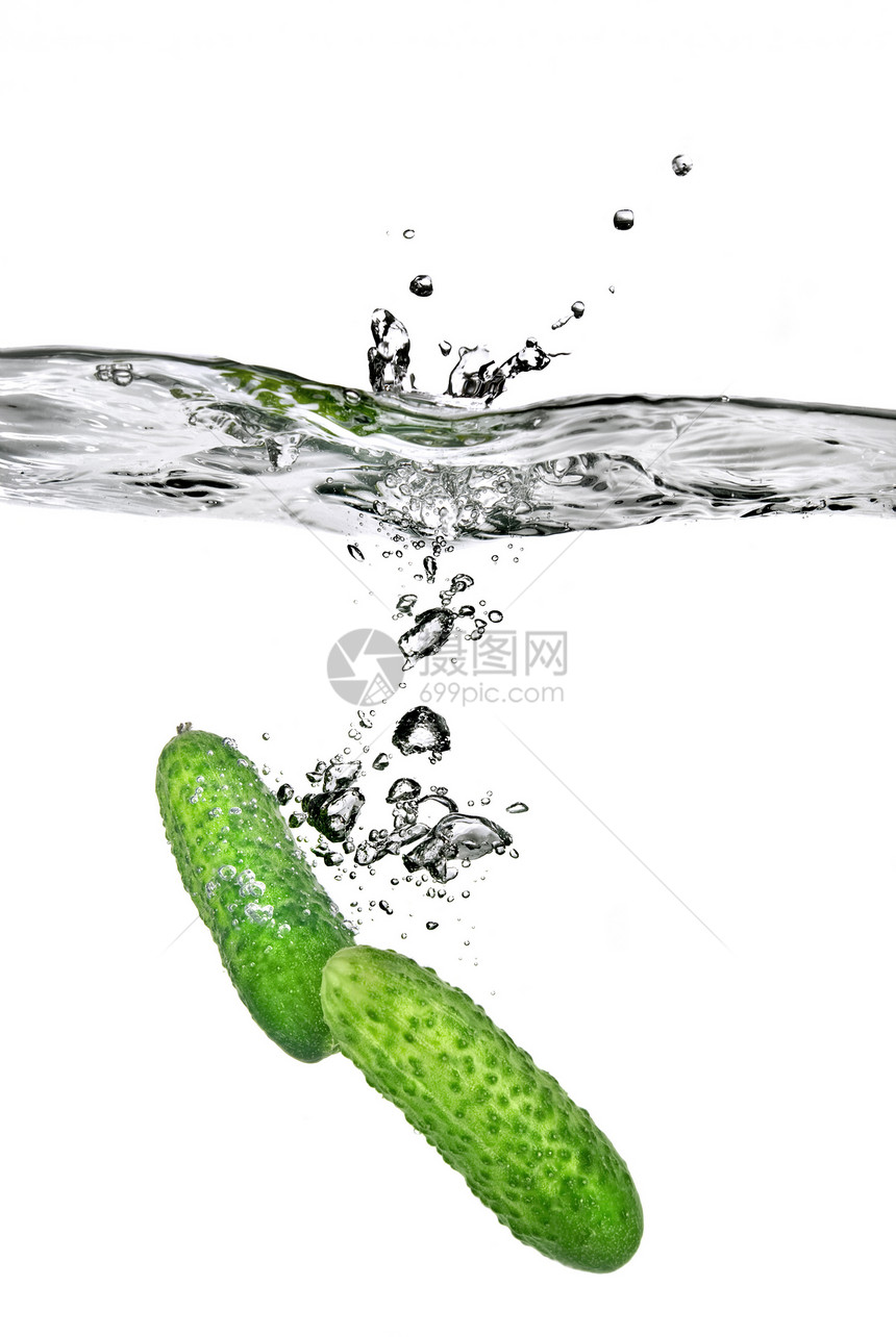 绿黄瓜掉入白的孤立水中植物水滴文化食物绿色饮食白色园艺烹饪营养图片