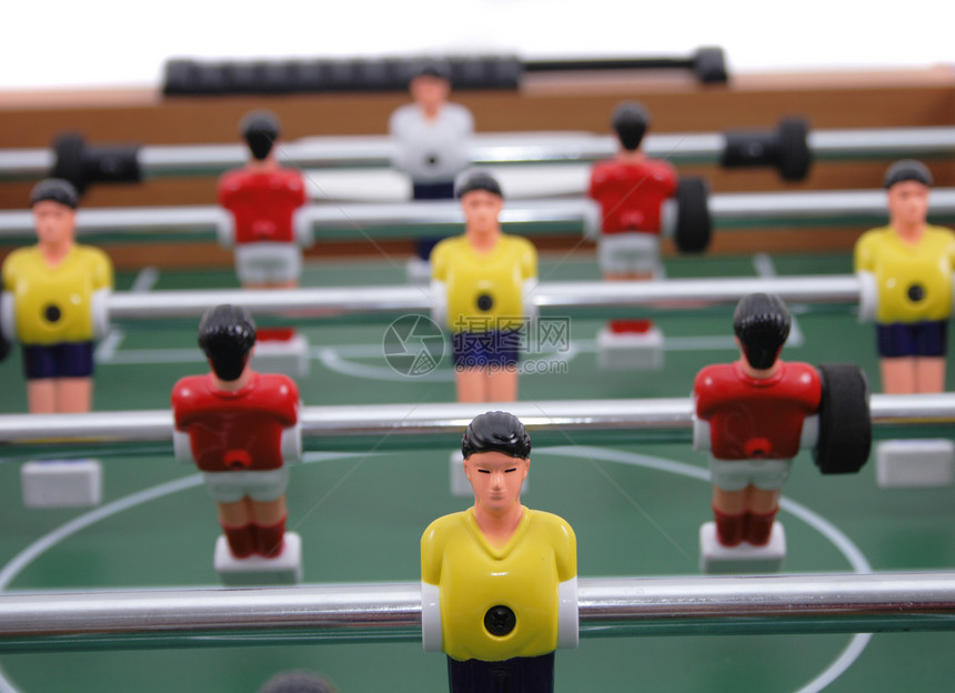 台表足球对手黄色运动员竞争守门员闲暇游戏娱乐运动地面图片