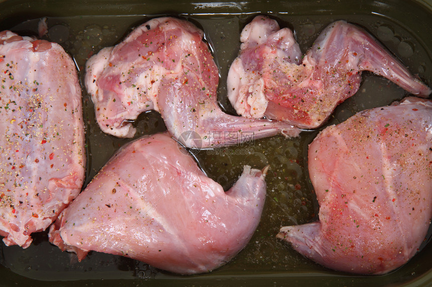 原兔肉食物白色季节性美食盘子兔子餐厅烹饪菜单低脂肪图片