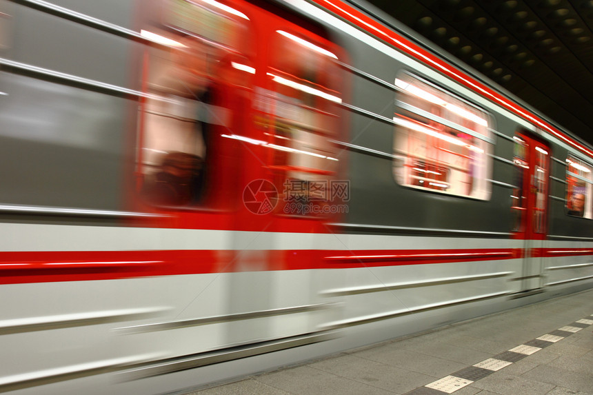 来自布拉格的地铁背景机车运输场景车站管子乘客火车技术通道运动图片