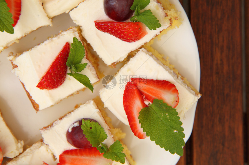 草莓甜点红色白色酸奶薄荷浆果蛋糕水果饼干图片