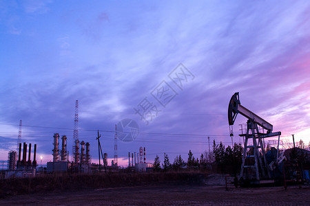 石油油田平台日落环境抽油机工业汽油勘探燃料活力天空背景图片