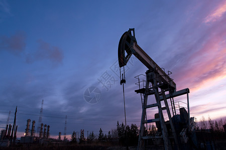 石油油田日落全球蓝色工厂抽油机汽油天空平台工业气体背景图片