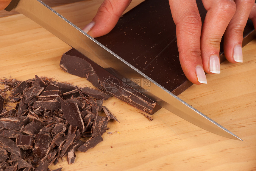暗巧克力购物刨花可可酒吧正方形女性厨师水平甜点烹饪小吃图片
